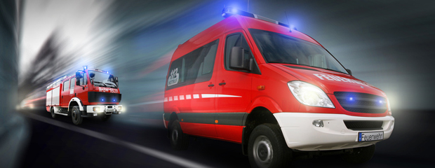 Zwei Feuerwehrfahrzeuge im Einsatz Zwei Feuerwehrfahrzeuge im Einsatz
